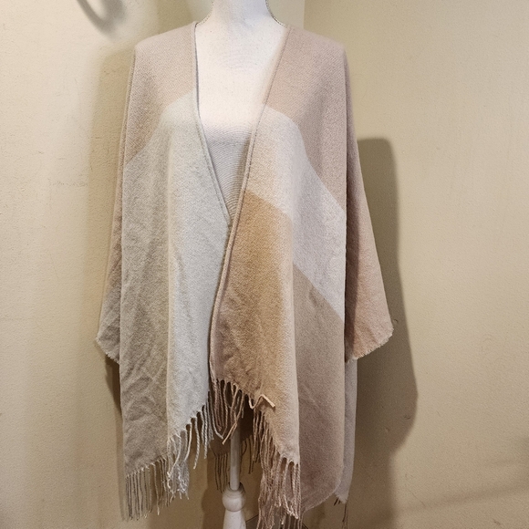 SOIA & KIO Color Block Fringe Poncho - Picture 9 of 10